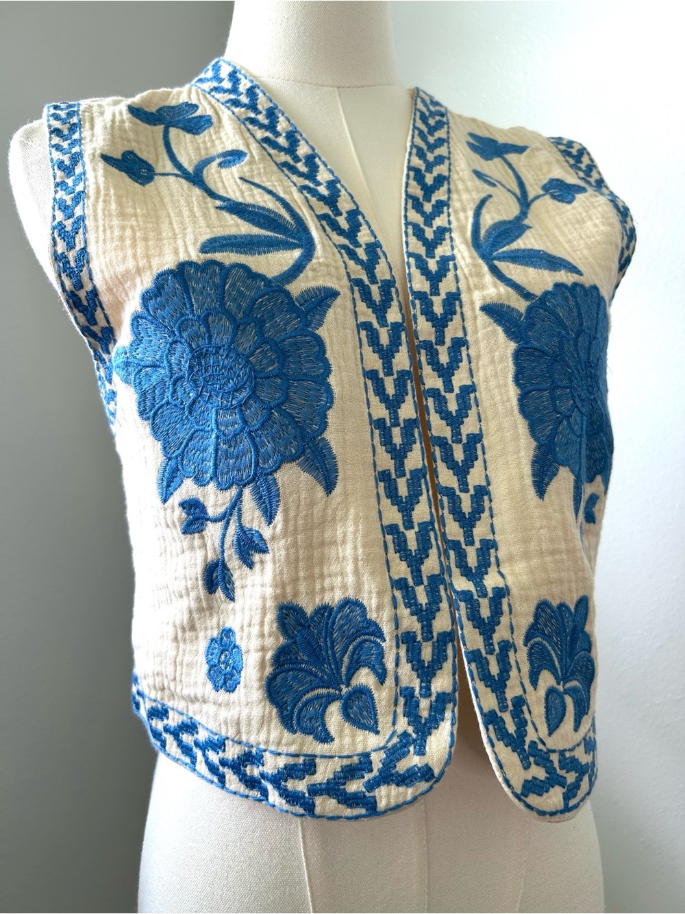 Bohemian Cream Blue Gauzy Embroidered Floral Vest Womens M